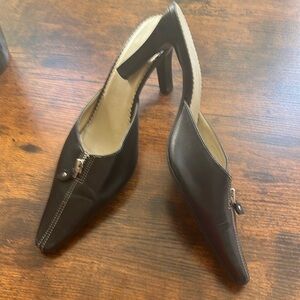 UNISA brand , size 9B, made in Brazil. Genuine upper leather !